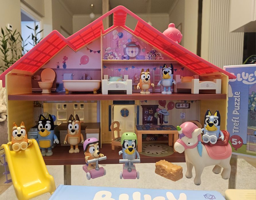 Set  Bluey - Casa familiei cu 9 figurine, Carte Xilofon, Puzzle Bluey