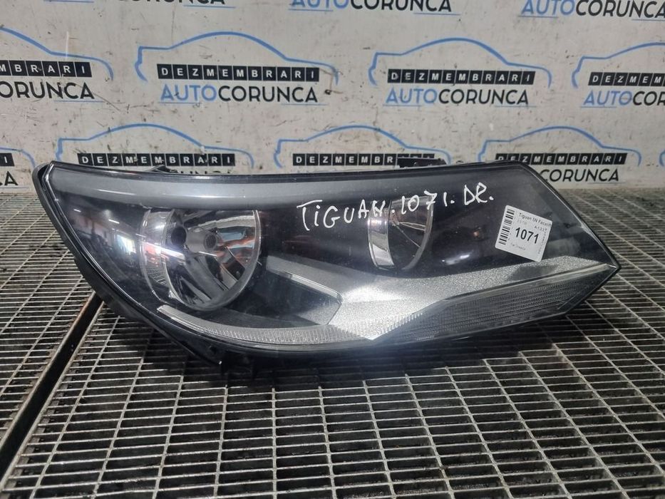 Far Dreapta Volkswagen Tiguan 5N Facelift 2011 - 2015 SUV 4 Usi (1071) Fara xenon Cleme ...