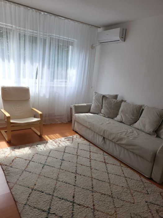 Proprietar închiriez apartament cu trei camere semidecomandat în Bacău