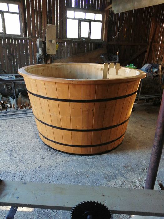 Ciubar din lemn de vanzare, hot tub, baie (6-8 persoane)