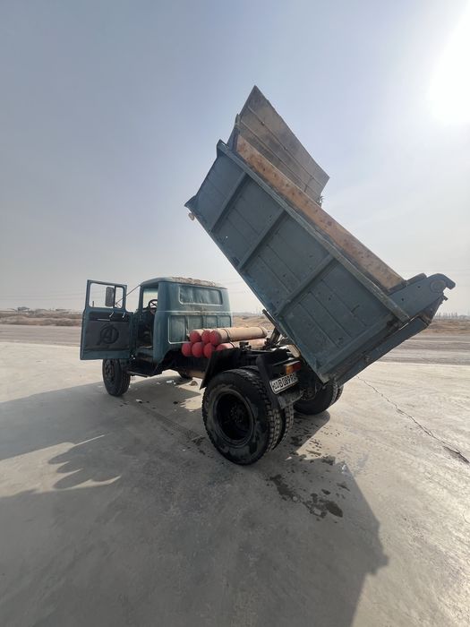 Самасвал зил сотилади.