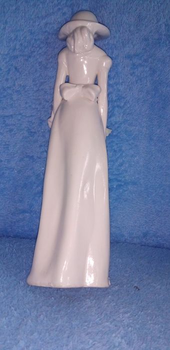 продам статуэтку девушка с венком