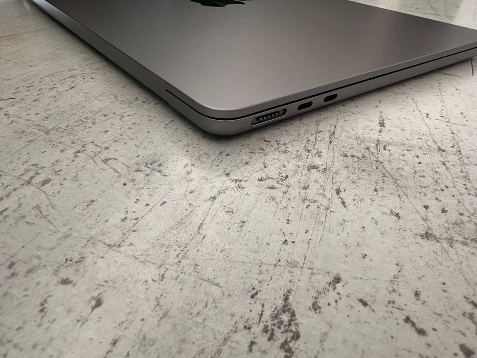 MacBook Air 13" M3 Chip 8-CPU, 10-GPU, 24GB RAM, 256GB SSD