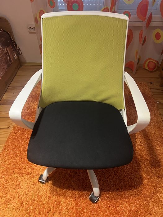 Красив и удобен стол за компютър