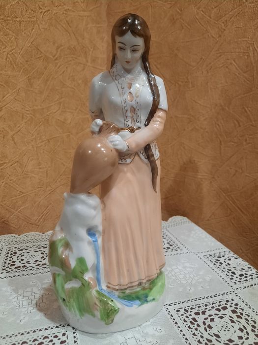 Фарфоровая статуэтка "Ануш" (Девушка с кувшином) из серии "Советский ф