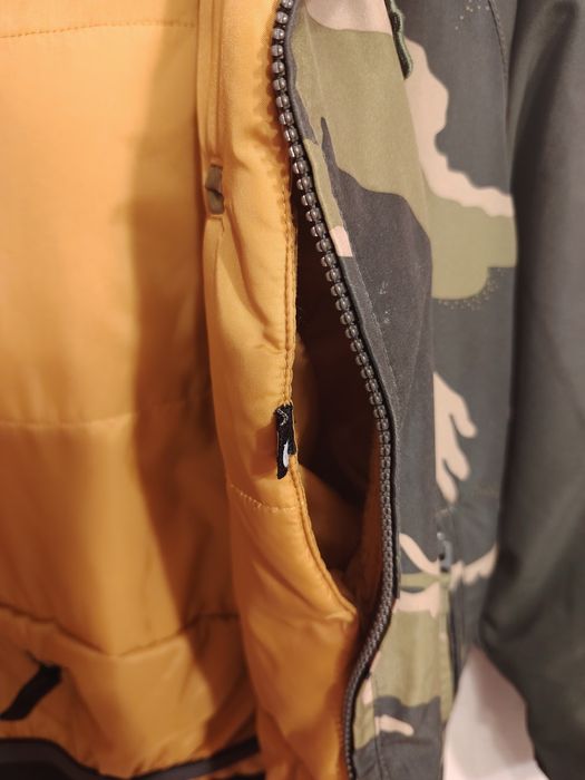 Geacă snowboard/ski BURTON – mărimea M (140-147 cm) 
Stare: foarte bu