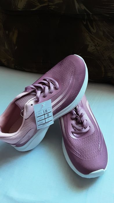 Adidași roz noi cu eticheta mărimea 39