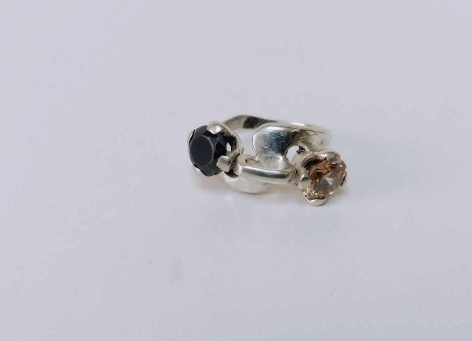 Vechi inel din argint de 925 cu pietre de culoare cognac si negru