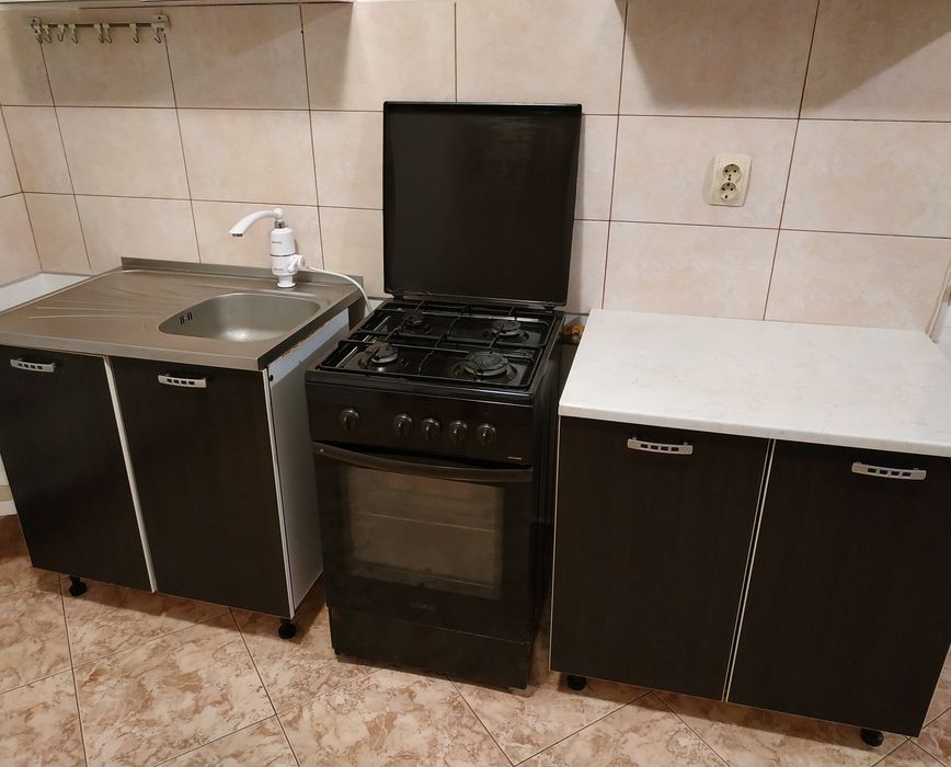 Bucătărie plita și cuptor pe gaz, hota, chiuveta anticalcar, baterie