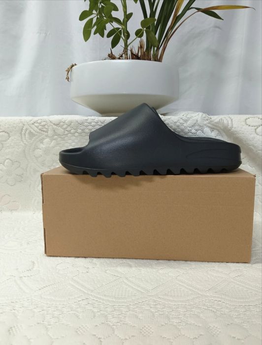 Yeezy slides negri