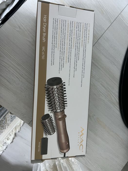 Фен щетка  Две насадки  .Куплено заграницей.