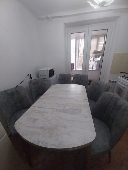 Кухонный стол и стуля