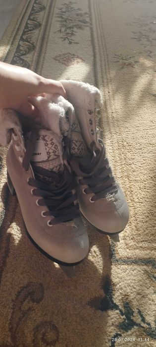 Продам коньки 35рр