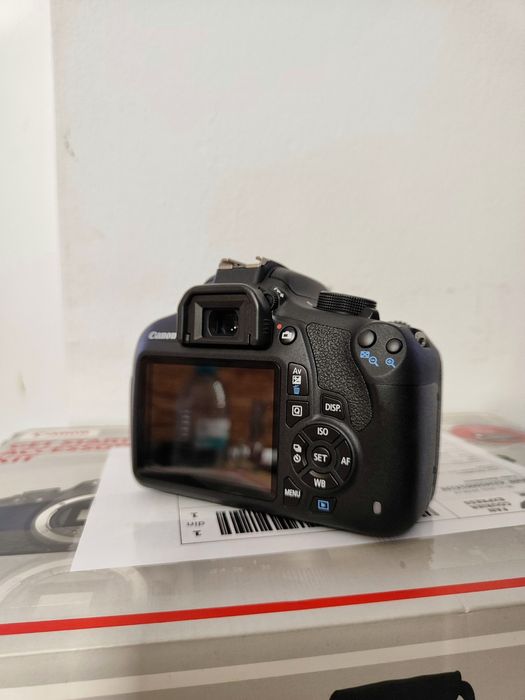 Vând aparat foto Canon Eos 1200D nou