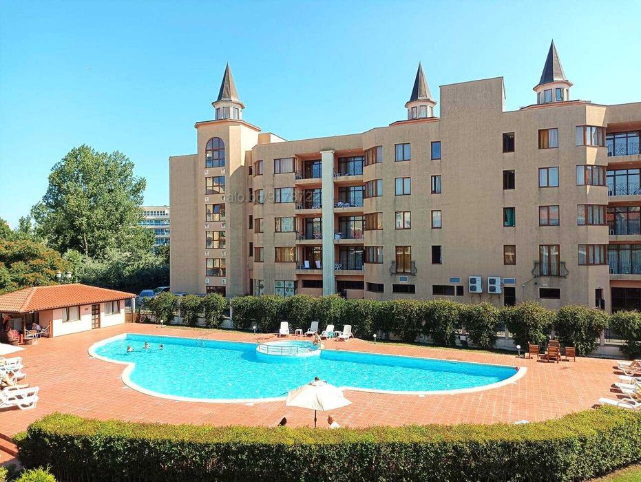 НАЕМ | Голям тристаен с паркинг, до магазини, комплекс Аркадия 13