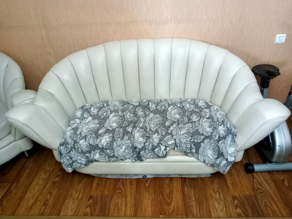 Коженный диван и кресло