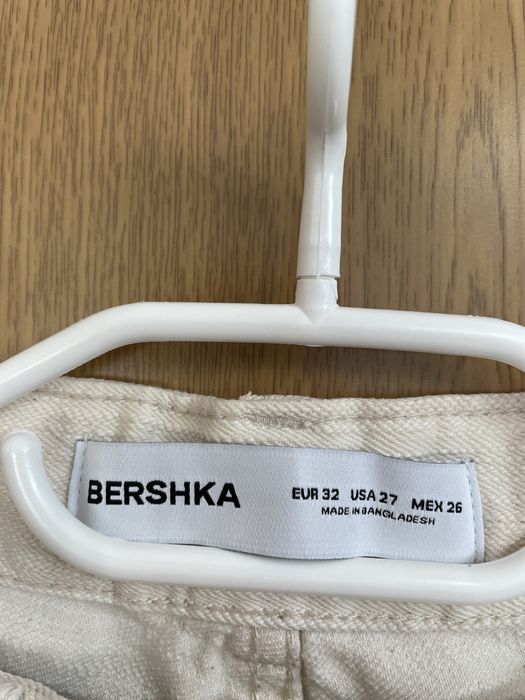 Накъсани дънки Bershka