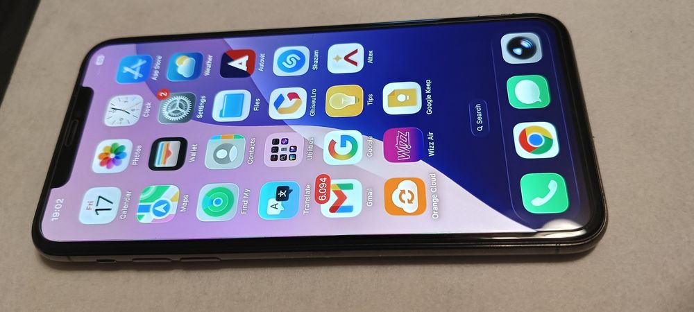 iPhone 11 pro max 256 GB  black se prezintă bine