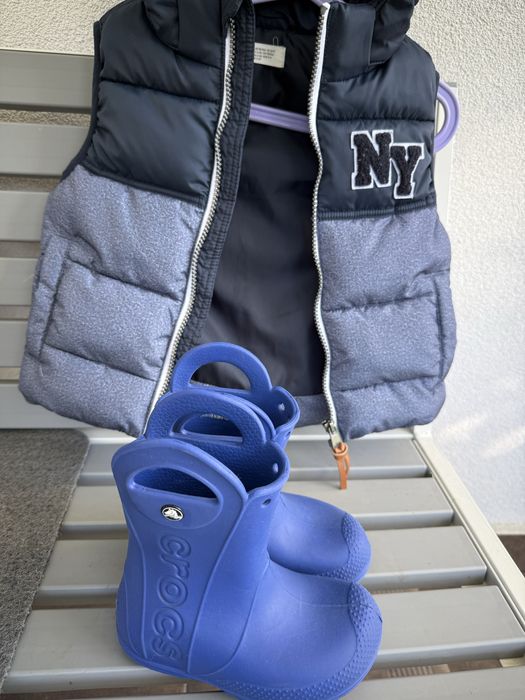 Cizme Crocs si vesta H&M