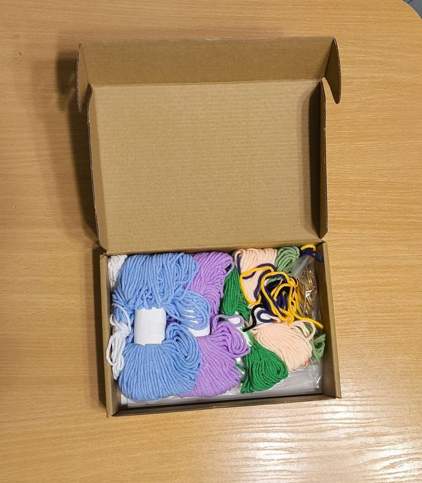 Комплект изплети си сам плюшена играчка като Плетеничко