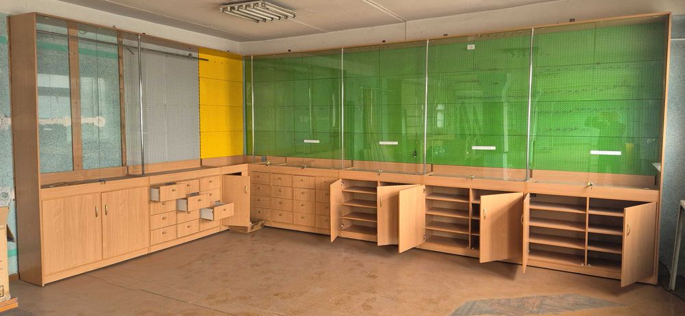 Витрины, полки, шкафчики.