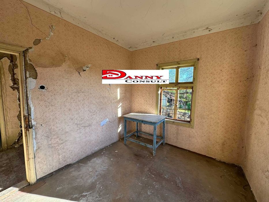 Стара къща с двор и кладенец в с. Горски Сеновец