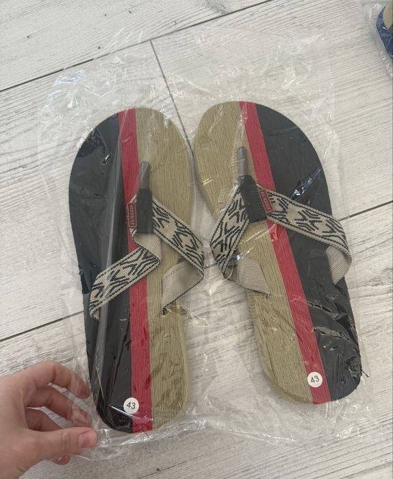 Șlapi bărbatesți noi