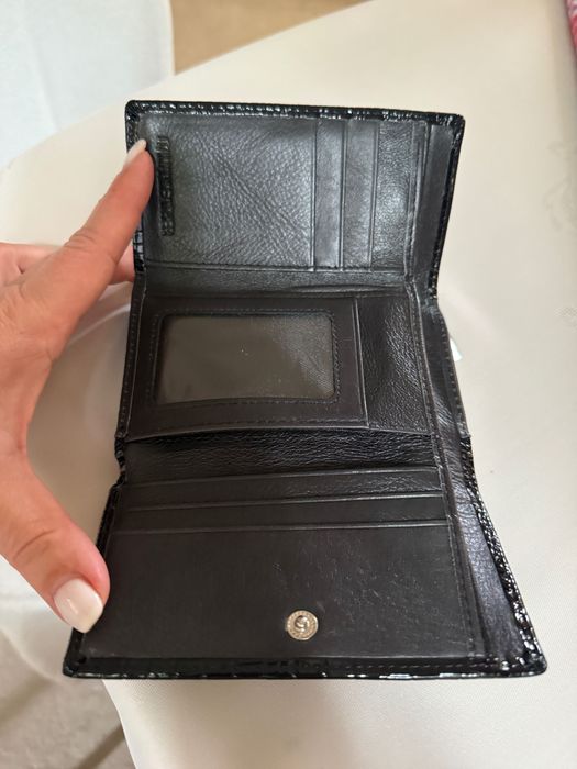 Продавам дамско портмоне