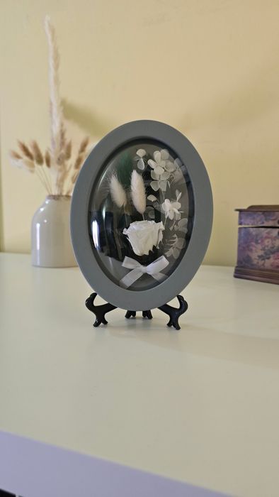 Tablou oval realizat manual cu flori naturale