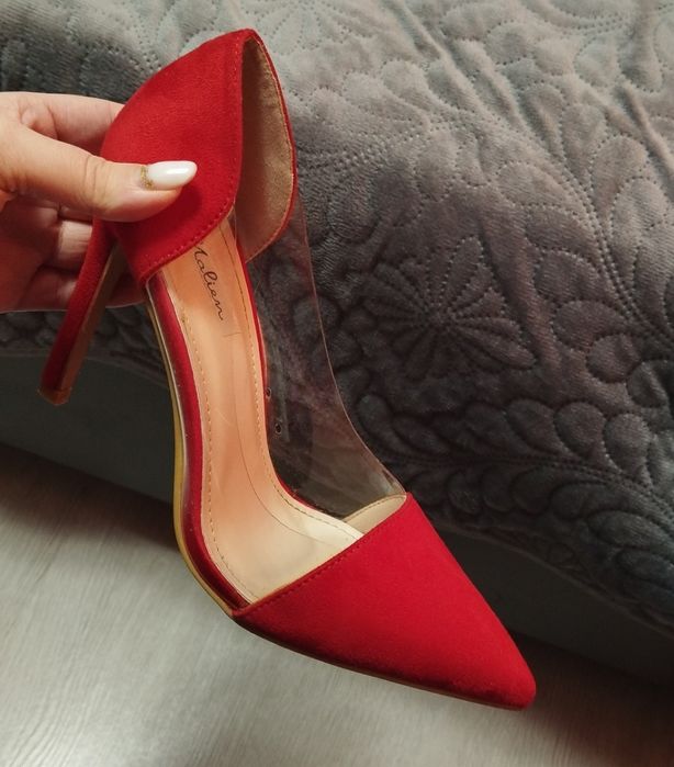 Pantofi stiletto, toc 10 cm, purtați la un botez.