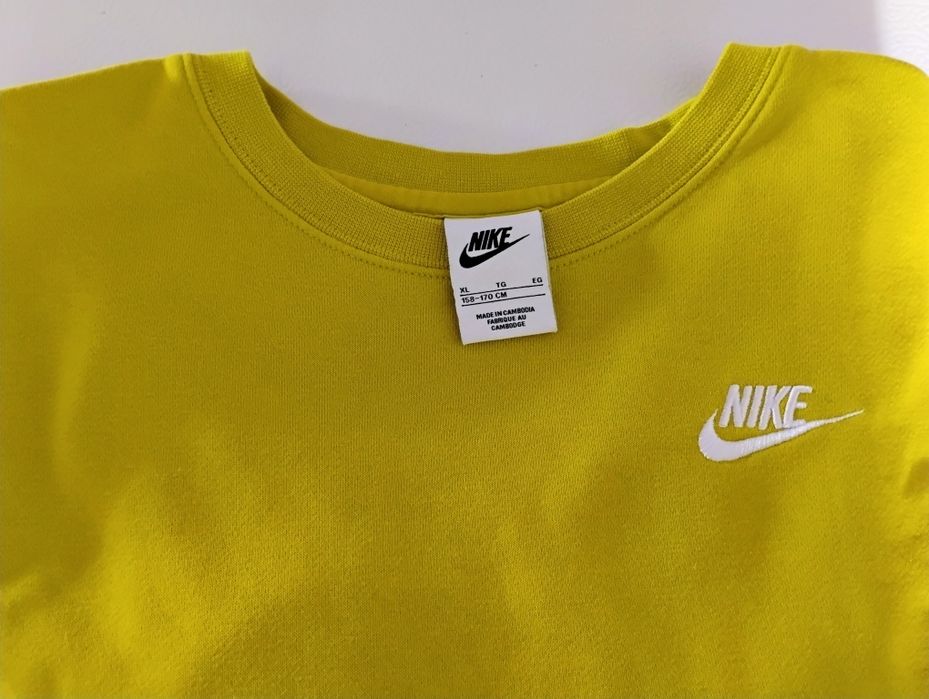 Vând bluza Nike.