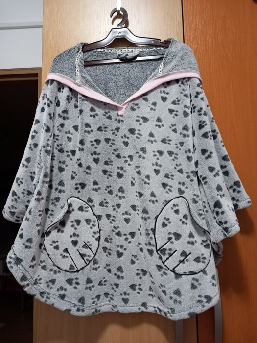 Poncho pentru dama din material pufos cu gluga