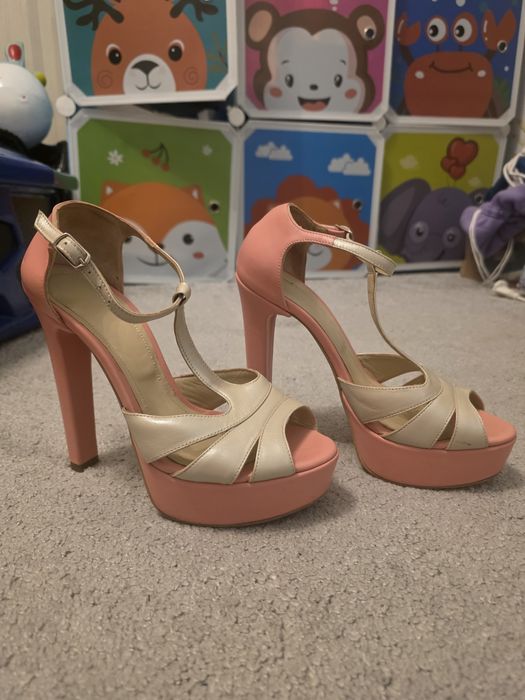 Vand sandale superbe  din piele naturala  marimea 37 purtate o singura data