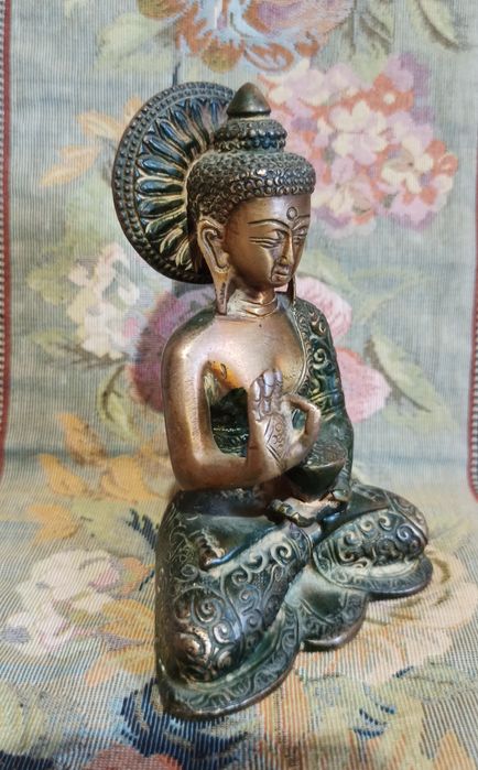 Бронзовая статуэтка Будда .