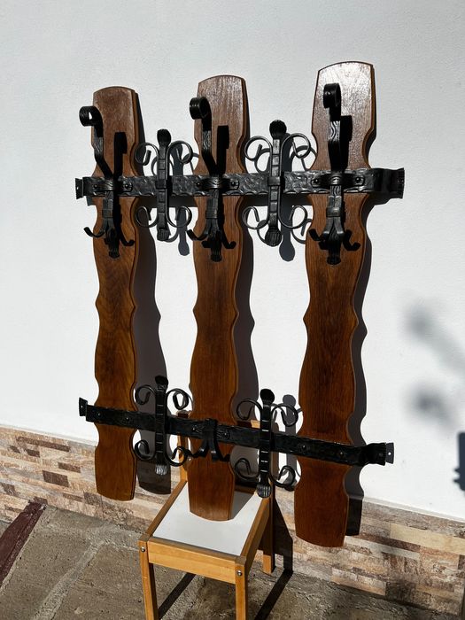 Cuier forjat manual ornamentat medieval - suport stejar ars