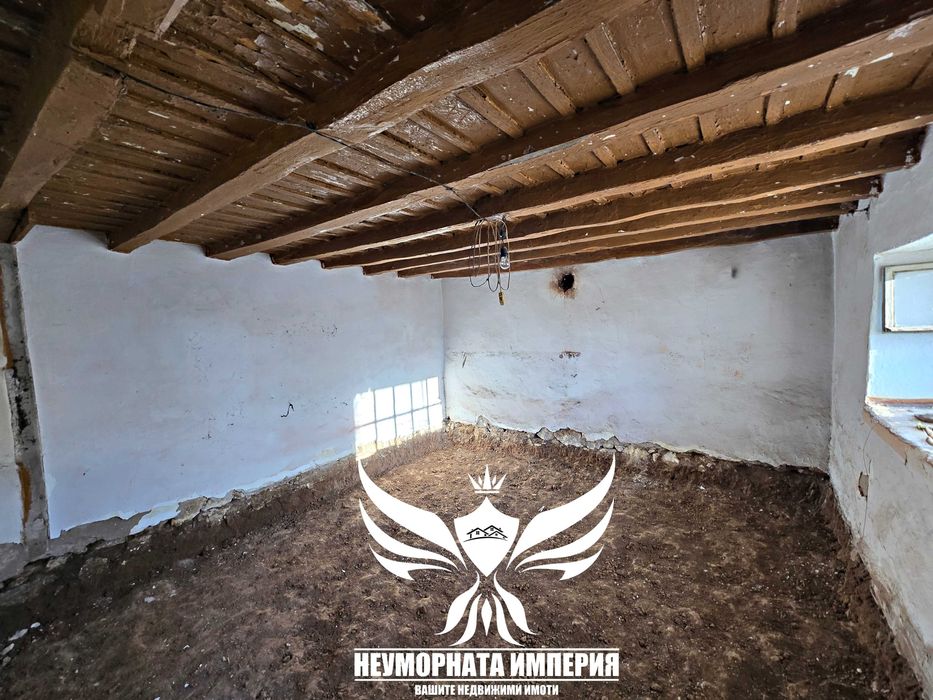 Продавам двуетажна вила/къща 285РЗП в 600кв.м двор в село Избеглии