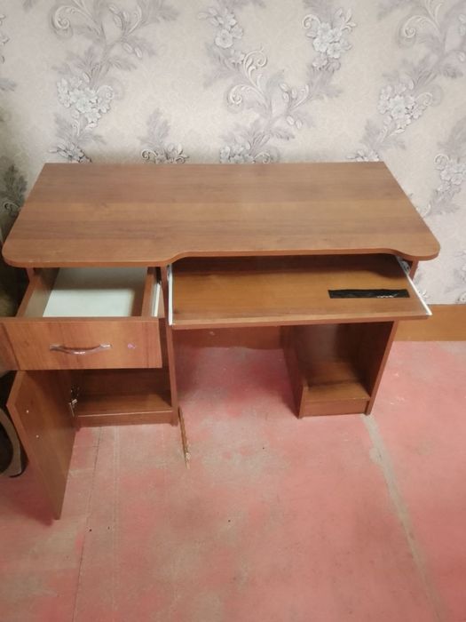 Dars xamda komyuter uchun stol sotiladi. Srochnaaa