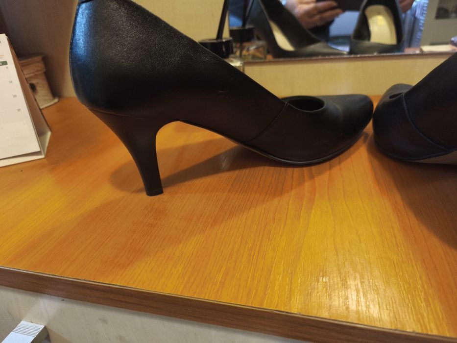 Pantofi piele stileto noi toc mediu culoare negru .mărime 39