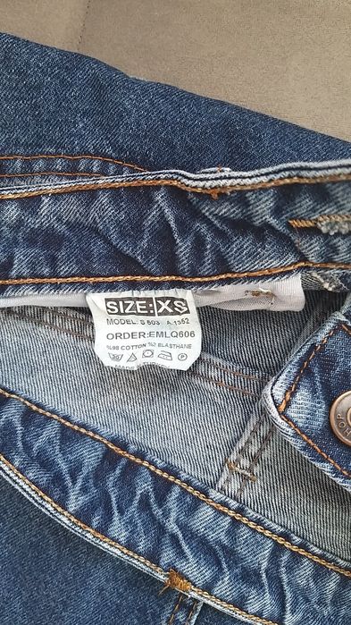 Дънкова пола с висока талия.