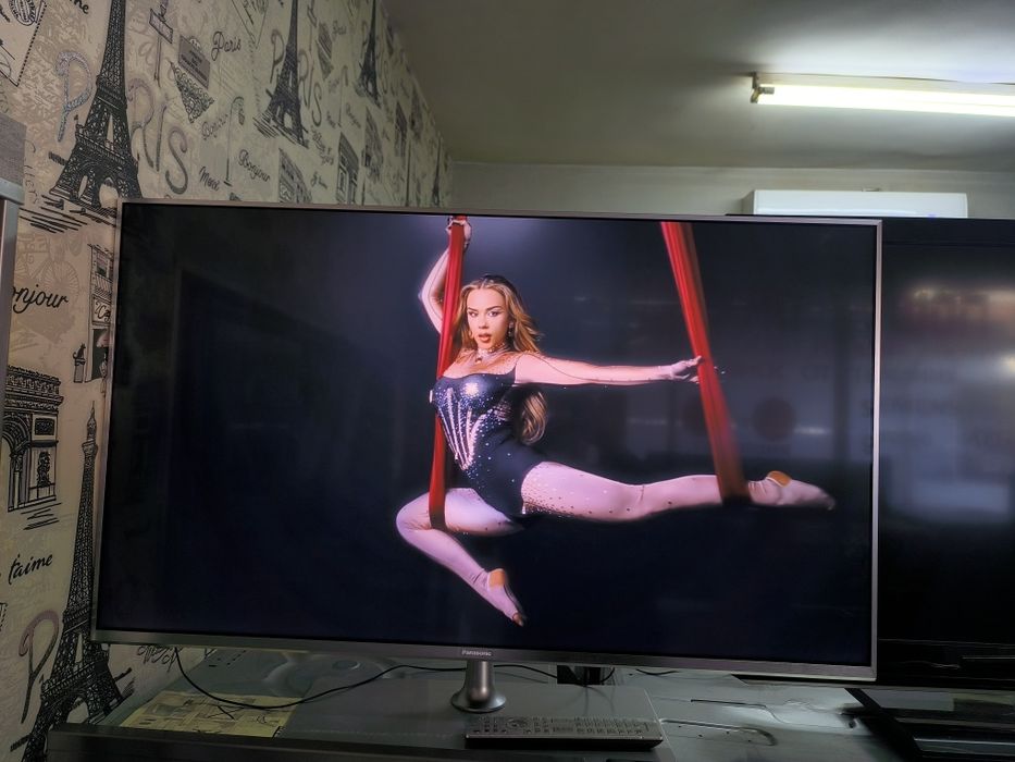 Телевизор Panasonic TX43GXX939 - смарт тв. 43 инча.