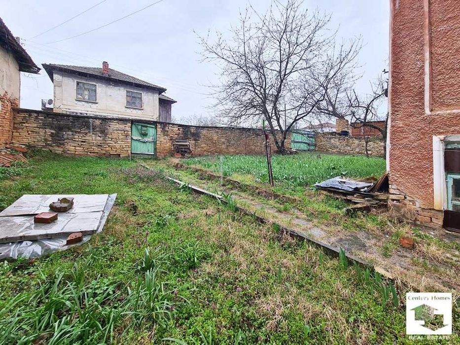 140312 Къща с равен двор и стопански постройки в с. Горна Липница