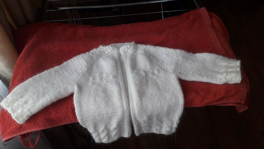 Вязаные детские шапочки,ковточки, пинетки