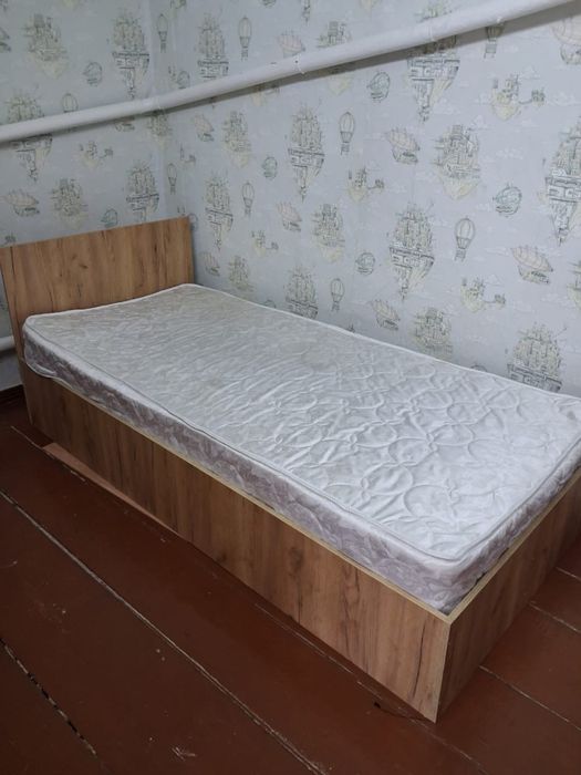 Продам кровать с матрасом.