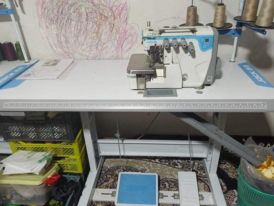 Tikuv mashinasi va averlok, jack brendi.