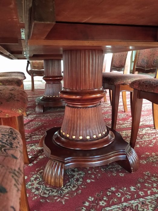 Обеденный стол для гостиной