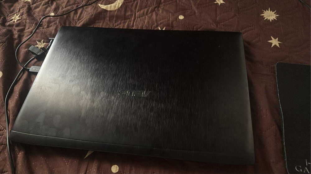 Vand leptop gaming asus,il dau cu mouse,mousepad si casti.