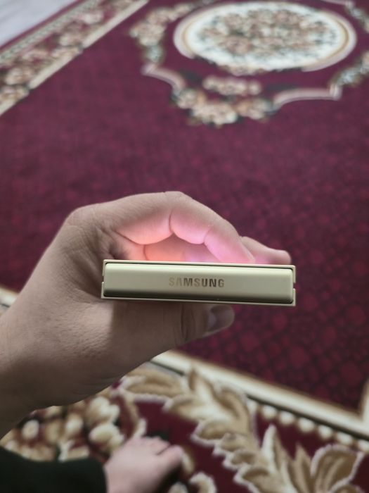 Samsung z flip 6 12/256 pamit qiz bola tutgan xolati yangi