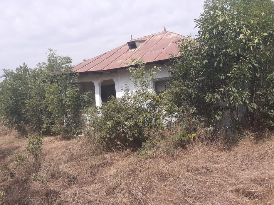 De vânzare teren 1000 m2,cu casa nelocuibila