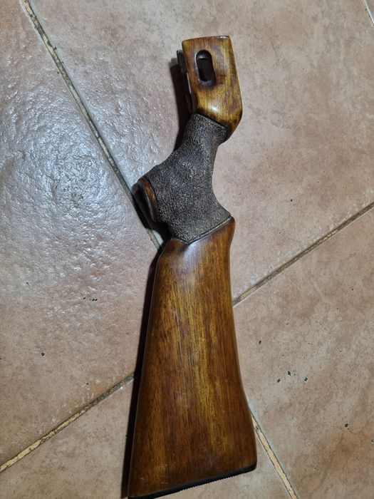 Vand pat-arma din lemn cu model de caprioara pentru colectionari