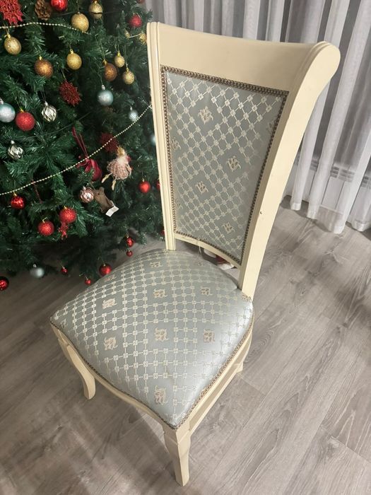 Стол со стульями